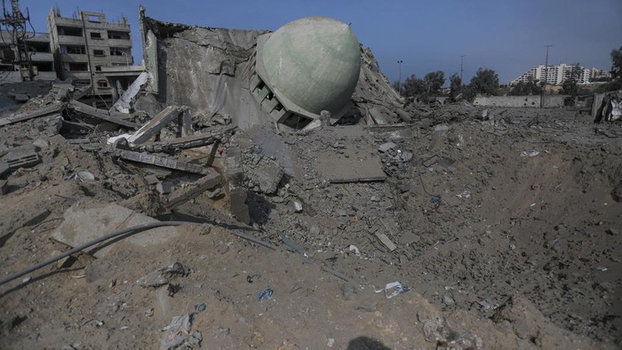 Penampakan Masjid yang Hancur Total Dibom Israel Sejak 7 Oktober Serangan militer Israel ke Gaza, Palestina menghancurkan setidaknya 59 masjid di sana. Masjid-masjid itu hancur tak bersisa.