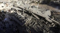 Sejak perang, Israel menggempur tempat ibadah, sekolah, hingga rumah sakit. Mereka mengklaim area sekitar tempat-tempat itu menjadi lokasi persembunyian Hamas. Namun, beberapa pengelola fasilitas umum itu membantah tuduhan tersebut. AP Photo/Mohammed Dahman.  