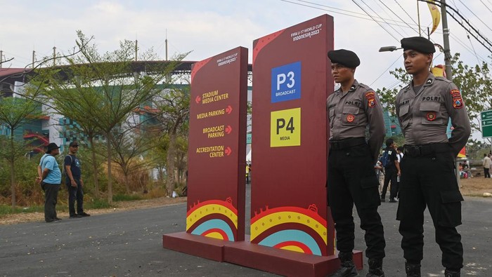 Petugas mengecek tiket penonton jelang acara pembukaan Piala Dunia U-17 2023 di Stadion Gelora Bung Tomo Surabaya, Jawa Timur, Jumat (10/11/2023). Polda Jawa Timur menerapkan pengamanan empat lapis  dan mengerahkan 3.951 petugas untuk mengantisipasi penonton tanpa tiket pada pertandingan Piala Dunia U-17 2023 di Surabaya. ANTARA FOTO/Aditya Pradana Putra/aww.