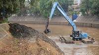 Pengerukan sungai dilakukan untuk mengantisipasi pendangkalan air.