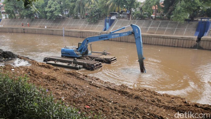 Pengerukan Kali Ciliwung Terus Dikebut Pengerukan Kali Ciliwung Terus Dikebut