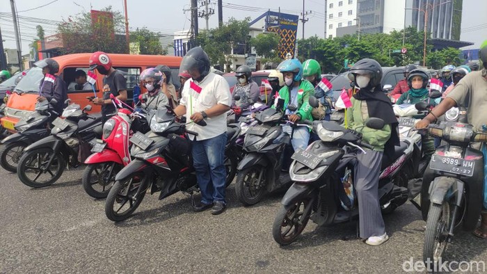 Pengguna jalan di Sidoarjo berhenti dan mengheningkan cipta mengenang jasa para pahlawan