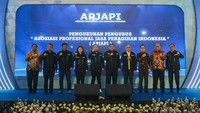 Dewan Penasehat Asosiasi Profesional Jasa Penagihan Indonesia (APJAPI) Mayjen TNI (Purn) Musa Bangun Musa, Eddy Ramon Torong, Anta Ginting, Ketum APJAPI Kevin Agatha Purba, Sekretaris Jenderal Cek Fatwa, dan Bendahara Umum Rosadaria Purba pelantikan pengurus APJAPI periode 2023-2028 di The Opus Grand Ballroom, Hotel Tribrata Darmawangsa, Jl. Darmawangsa III, Jakarta Selatan, Jumat (10/11/23). 