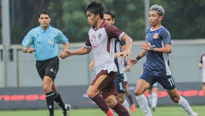 Penyerang sayap PSM Makassar Rizky Eka Pratama melewati penjagaan pemain Hougang United dalam laga AFC Cup 2023/2024.