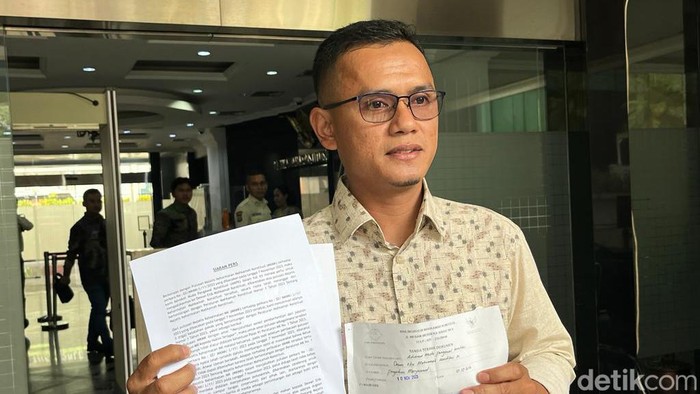 Perwakilan Advokat Muda Pengawal Konstitusi, Rahmansyah, di gedung MK, Jakarta Pusat, Jumat (10/11/2023).