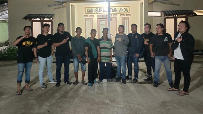 Tiga petani dikabarkan hilang diculik OTK diamankan di kantor polisi.