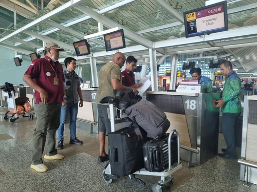 Petugas Imigrasi mendeportasi CAOS setelah dipenjara empat bulan, Jumat (10/11/2023). (Humas KanwilkumHAM Bali).