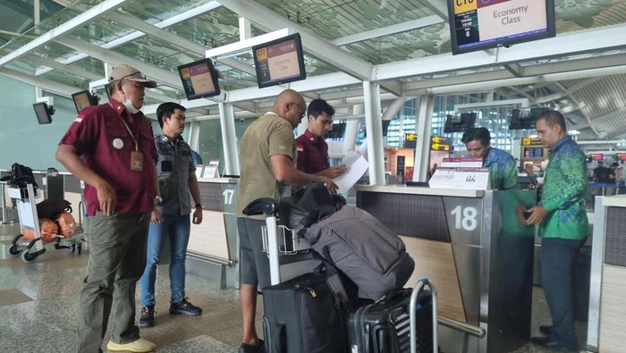 Petugas Imigrasi mendeportasi CAOS setelah dipenjara empat bulan, Jumat (10/11/2023). (Humas KanwilkumHAM Bali).