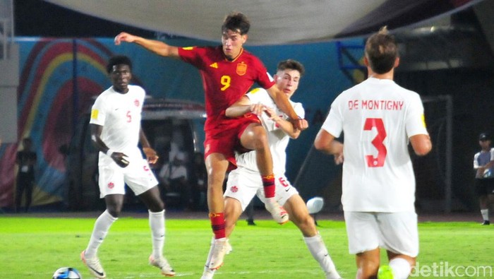 Laga timnas Spanyol melawan Kanada di stadion Manahan Solo, Jumat malam.