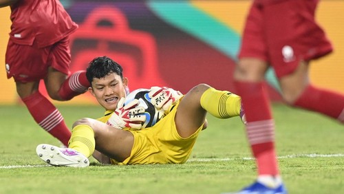 Penjaga gawang Timnas Indonesia Ikram Al Giffari menyelamatkan bola saat menghadapi Timnas Ekuador dalam pertandingan babak penyisihan Grup A Piala Dunia U-17 2023 di Stadion Gelora Bung Tomo, Surabaya, Jawa Timur, Jumat (10/11/2023). ANTARA FOTO/Aditya Pradana Putra/rwa.