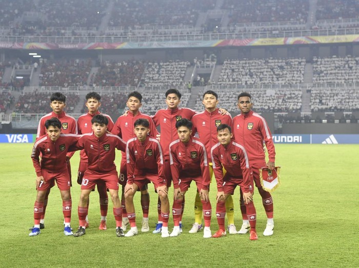 Penjaga gawang Timnas Indonesia Ikram Al Giffari menyelamatkan bola saat menghadapi Timnas Ekuador dalam pertandingan babak penyisihan Grup A Piala Dunia U-17 2023 di Stadion Gelora Bung Tomo, Surabaya, Jawa Timur, Jumat (10/11/2023). ANTARA FOTO/Aditya Pradana Putra/rwa.