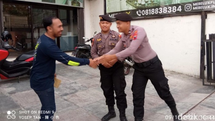 Pihak kepolisian mendatangi kantor pemenangan di DPD PSI Solo, Kamis (9/11/2023) sore.
