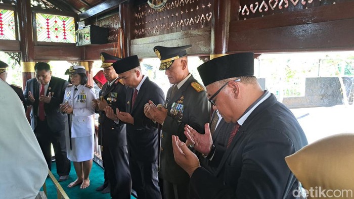 Pj Gubernur Jabar saat mengunjungi makam Cut Nyak Dhien di Sumedang