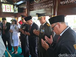 Peringati Hari Pahlawan, Bey Machmudin Datangi Makam Cut Nyak Dhien