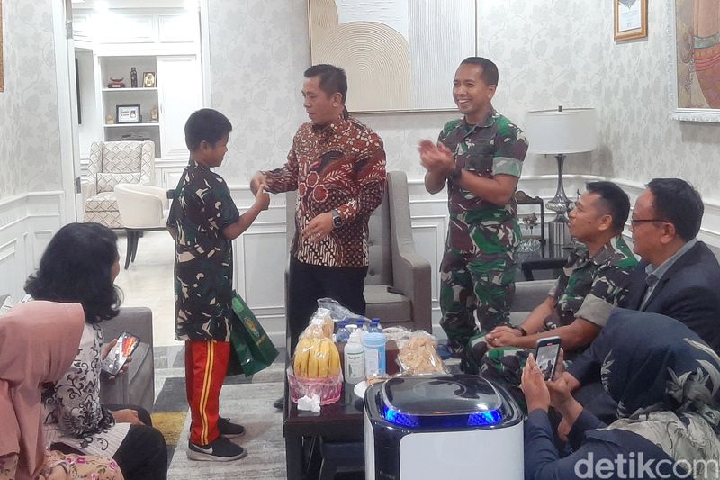 Plt Bupati Karawang Aep Syaepuloh saat menjamu Ramdani di kantornya pada Jumat (10/11/2023).