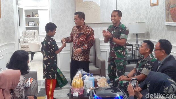 Plt Bupati Karawang Aep Syaepuloh saat menjamu Ramdani di kantornya pada Jumat (10/11/2023).
