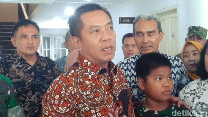 Plt Bupati Karawang Aep Syaepuloh saat menjamu Ramdani di kantornya pada Jumat (10/11/2023).