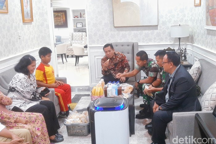 Plt Bupati Karawang Aep Syaepuloh saat menjamu Ramdani di kantornya pada Jumat (10/11/2023).