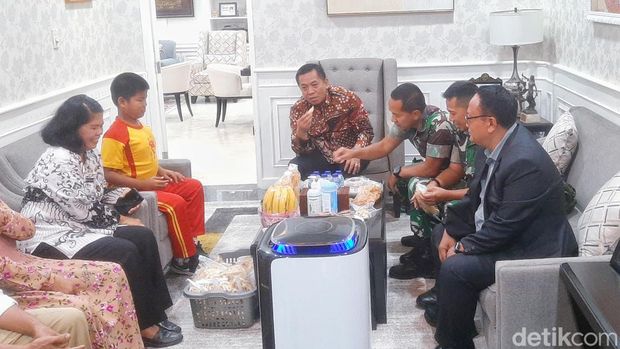 Plt Bupati Karawang Aep Syaepuloh saat menjamu Ramdani di kantornya pada Jumat (10/11/2023).