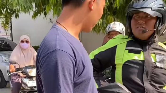 Tangkapan layar momen saat polisi gadungan bernama Ulil Albab dihentikan polisi asli di SPBU Pucang Gading, Semarang, Rabu (8/11/2023).