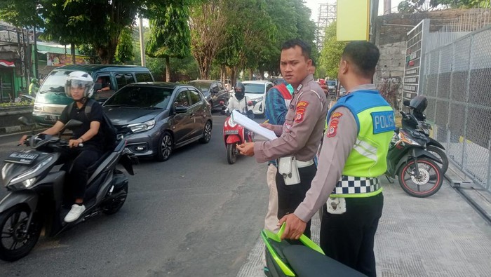 Polisi melakukan olah TKP kecelakaan di Demangan, Sleman, Jumat (10/11/2023).
