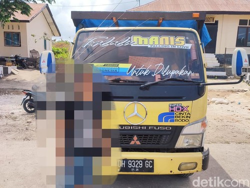 Polisi mengamankan truk pengangkut solar dan minyak tanah di Rote Ndao, NTT.