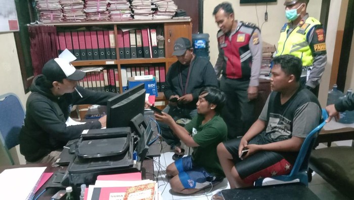 Polisi menginterogasi ABK kapal yang menganiaya rekannya sesama ABK di kawasan Pelabuhan Benoa, Denpasar, Bali. (Dok. Polresta Denpasar)