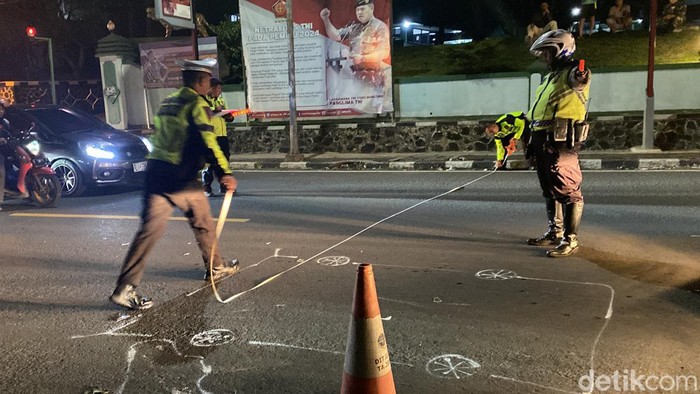 Polisi saat melakukan olah TKP di tempat Asep (55) tewas tertabrak di Sukaraja, Sukabumi