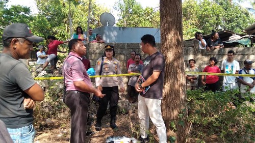 Polisi saat melakukan olah TKP terkait penemuan seorang pria lansia yang tewas di bawah pohon kelapa di Kelurahan Penfui, Kecamatan Maulafa, Kota Kupang, NTT. (Dok Polsek Maulafa)