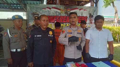 Kapolsek Kuta Kompol Yogie Pramagita merilis kasus penjambretan spesialis HP WNA di Polsek Kuta, Jumat (10/11/2023).