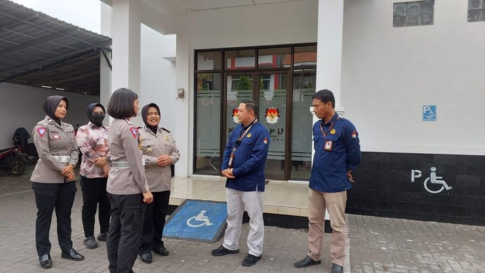 Polwan Polres Malang saat melakukan kunjungan ke KPU dan Bawaslu Kabupaten Malang