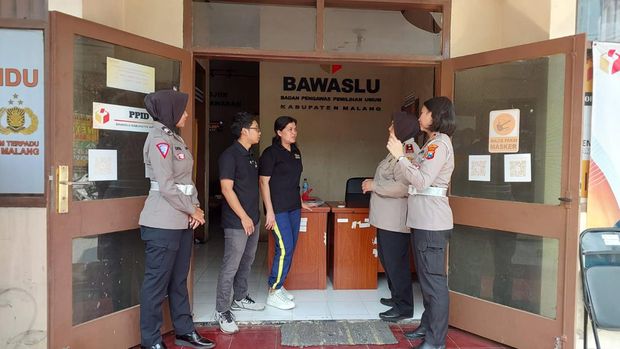 Polwan Polres Malang saat melakukan kunjungan ke KPU dan Bawaslu Kabupaten Malang