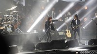 Dalam konser merayakan 50 tahun berkarya tersebut God Bless membawakan 18 lagu yang diiringi Tohpati Orchestra. Lagu pertama dibuka dengan “Musisi”. 