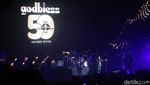 Potret Aksi Panggung God Bless di Konser Emas 50 Tahun Berkarya