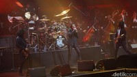 Sebelum memulai aksinya di atas panggung, God Bless terlebih dahulu menerima penghargaan rekor MURI. Rekor itu tercatat sebagai “Grup Band Genre Rock Tertua yang Masih Berkarya”.  Penghargaan tersebut diterima langsung oleh Hendra Lie mewakili God Bless. 