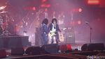 Potret Aksi Panggung God Bless di Konser Emas 50 Tahun Berkarya