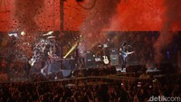 Rumah Kita menjadi lagu penutup yang dibawakan God Bless bersama seluruh penampil. 