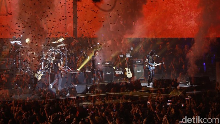 Potret Aksi Panggung God Bless di Konser Emas 50 Tahun Berkarya Band rock legendaris God Bless menggelar konser emas di Istora Senayan, Jakarta. Konser digelar untuk merayakan 50 tahun berkarya, Jumat (10/11/2023).