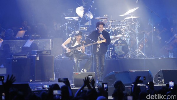 Potret Aksi Panggung God Bless di Konser Emas 50 Tahun Berkarya