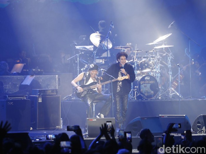 Band rock legendaris God Bless menggelar konser emas di Istora Senayan, Jakarta. Konser digelar untuk merayakan 50 tahun berkarya, Jumat (10/11/2023).