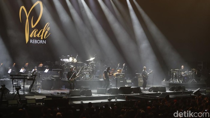 Potret Aksi Panggung God Bless di Konser Emas 50 Tahun Berkarya Band rock legendaris God Bless menggelar konser emas di Istora Senayan, Jakarta. Konser digelar untuk merayakan 50 tahun berkarya, Jumat (10/11/2023).