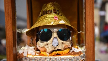 Foto orang mati: Di Inggris pada zaman Victoria, orang-orang biasanya memotret kerabat mereka yang telah meninggal dalam posisi seperti masih hidup untuk disimpan sebagai kenang-kenangan. Karena fotografi masih baru dan mahal pada saat itu, seringkali hanya pada saat inilah seseorang mengambil fotonya, khususnya pada anak-anak dan bayi. Foto: REUTERS/Claudia Morales