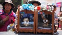 Para umat di Bolivia menuju ke pemakaman La Paz untuk merayakan Hari Orang Mati mereka dengan memberkati tengkorak “natitas”.