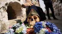 Dikenal sebagai Hari Tengkorak, pemakaman La Paz dipenuhi dengan “natitas” yang dihiasi dengan bunga, kacamata hitam, topi dan merokok cerutu atau menikmati daun koka ikonik Bolivia.  