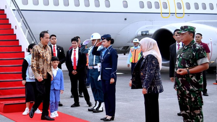 Presiden Joko Widodo tiba di Surabaya, Jawa Timur, untuk menghadiri pembukaan Piala Dunia U-17 FIFA