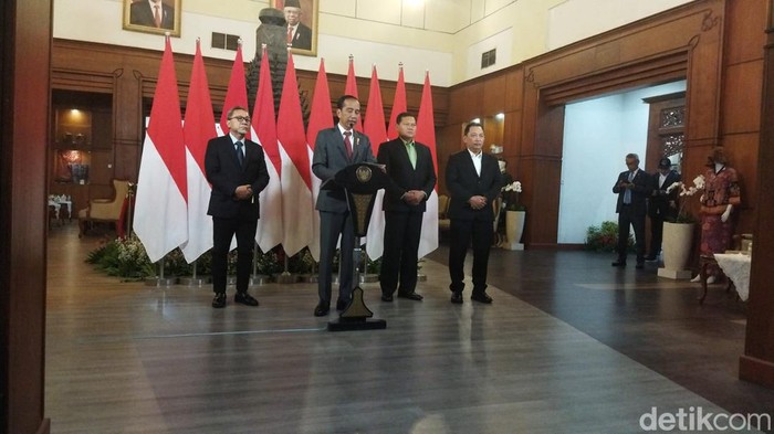 Presiden Jokowi saat menyampaikan pengumuman dirinya bertolak menghadiri KTT OKI di Arab Saudi lalu temui Presiden Joe Biden.
