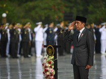 Lihat Lagi Momen Jokowi Pimpin Upacara Hari Pahlawan di TMP Kalibata