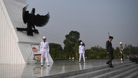 Jokowi kemudian melakukan peletakan karangan bunga di tugu TMP Kalibata dan dilanjutkan dengan pembacaan doa untuk arwah para pahlawan oleh Menteri Agama Yaqut Chilil Quomas.