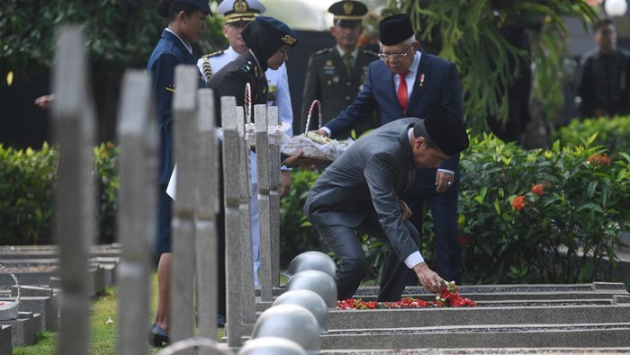 Presiden Joko Widodo (depan) menaburkan bunga bareng  Wapres Maâruf Amin (belakang) usai memimpin Upacara Peringatan Ziarah Nasional untuk memperingati Hari Pahlawan 2023 di Taman Makam Pahlawan Nasional Utama Kalibata, Jakarta, Jumat (10/11/2023). ANTARA FOTO/Akbar Nugroho Gumay/foc.