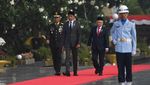 Lihat Lagi Momen Jokowi Pimpin Upacara Hari Pahlawan di TMP Kalibata